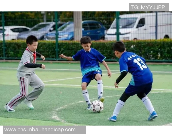 朋友们在绿茵场上挥洒汗水共同踢足球的快乐时光 朋友们在绿茵场上挥洒汗水共同踢足球的快乐时光